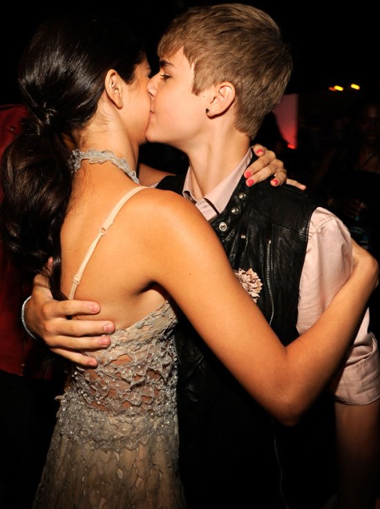 Justin Bieber kissing Selena Gomez Justin Bieber and Selena Gomez prove the