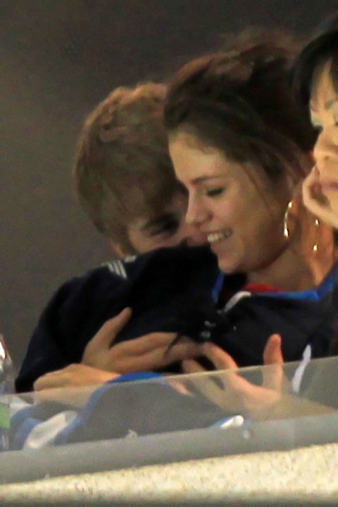 Also Check out Justin Bieber Grabbing Selena Gomez's Ass here